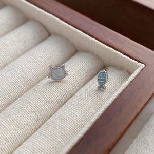 S999 Sterling Silber Ohrstecker Katze und Fisch mit blauem Emaille in Schmuckbox
