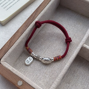 Bracelet cordon rouge fait main avec chat porte-bonheur et pendentif en argent S999
