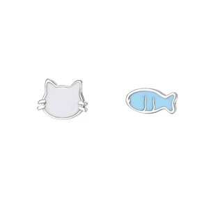 Asymmetrische S999 Silberohrringe mit Katze und Fisch Motiv aus bunter Emaille-Arbeit