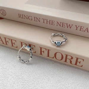 Boucles d'oreilles créoles S925 argent avec zircon bleu carré et fini vintage