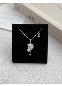Vue détaillée du collier licorne en argent S925 avec pavé de cristaux et pendentif étoile