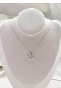 Détail du collier queue de poisson en argent S999 avec pierre de lune et émail bleu