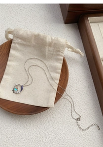 Détail du collier queue de poisson en argent S925 avec émail bleu et pierre de lune