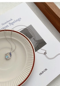 Détail du collier queue de poisson en argent S999 avec pierre de lune bleue et émail