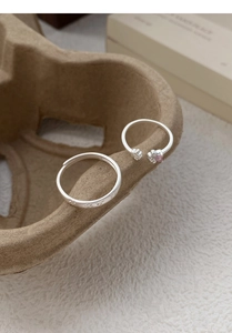 Détail de bagues de couple S999 en argent sterling avec patte de chat et pierre rose