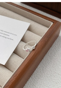 Détail de la bague patte de chat en argent S999 avec une pierre cœur rose