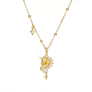 Élégant collier licorne en argent S925 doré avec étoiles en zircon sur fond blanc