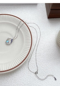 Détail du collier en argent S999 avec pierre de lune, émail bleu et poinçon certifié S925