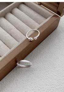 Détails des bagues patte de chat en argent S999 avec zircon rose dans un écrin en bois
