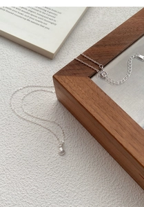 Détail du pendentif bourse de chance en argent S925 avec texture mate et brossée fine