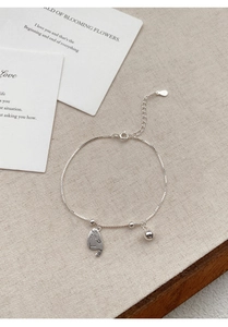 Gros plan détaillé du bracelet en argent S925 avec pendentif chat mignon et perles