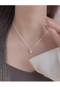 Gros plan du collier pendentif sac porte-bonheur en argent sterling S999 pour femme
