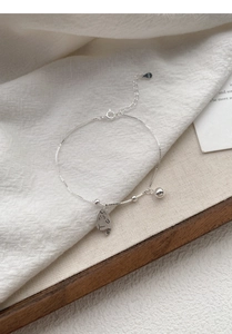 Vue détaillée du pendentif chat et de la cloche en argent S925 sur une chaîne à mailles