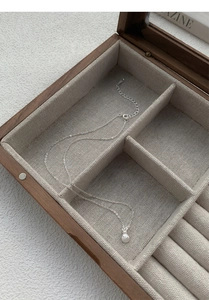 Gros plan du pendentif sac de chance en argent S999 avec perle sur chaîne ajustable