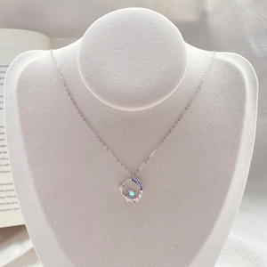 Élégant collier en argent S999 avec pierre de lune bleue et pendentif queue de poisson