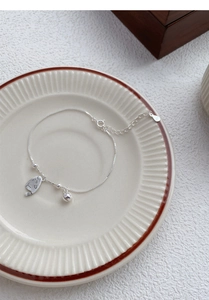 Détail du bracelet en argent sterling S925 avec pendentif chat et petite clochette