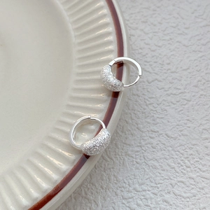 Créoles en argent sterling S925 avec design de haricot givré et finition polie
