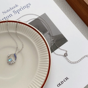 Collier S999 en argent avec pendentif pierre de lune et queue de poisson sur plat