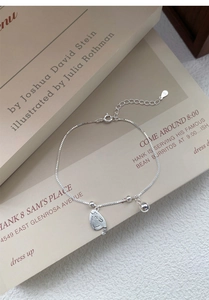 Vue détaillée du chat et de la cloche en argent S925 sur une chaîne minimaliste chic