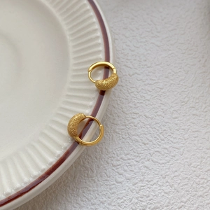 Élégantes boucles d'oreilles créoles en argent S925 doré avec finition sablée mate