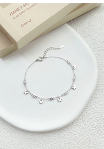 Détail du bracelet papillon en argent S925 avec des pierres de zircone scintillantes