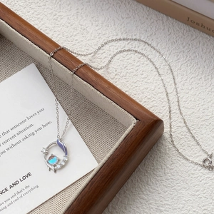 Collier queue de poisson en argent S999 avec pierre de lune irisante et émail femme