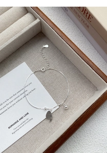 Détail du bracelet en argent S925 avec pendentif chat sur un plateau à bijoux