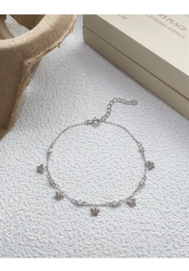Détail du bracelet papillon en argent S999 avec breloques zircon sur boîte cadeau