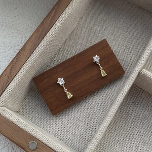S925 silver star and yellow pear-cut zircon drop earrings in a wooden jewelry box