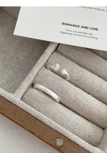 Vue macro de bagues de couple patte de chat en argent S999 avec zircone coeur rose