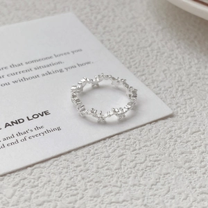 Minimalist S925 sterling silver star ring with connected pentagram design on white card