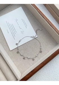 Détail du bracelet papillon en argent S999 avec zircons cubiques et fermoir mousqueton