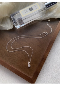 Détail du pendentif pochette en argent sterling S999 avec texture mate et chaîne