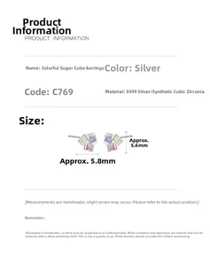 Vue détaillée des boucles d'oreilles cube en argent S999 de 5,8 mm sur 5,6 mm