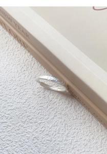 Gros plan d'une bague en argent S999 mat avec motif de patte de chat gravé
