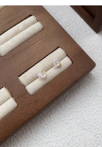 Vue détaillée de boucles d'oreilles en argent S999 avec zircons violets et jaunes