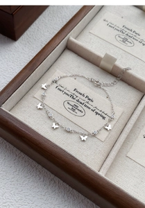 Vue macro détaillée du bracelet papillon en argent S999 avec des accents de zircone