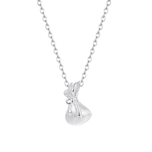 Collier sac de chance en argent massif S999 avec finition mate et chaîne fine sur fond blanc