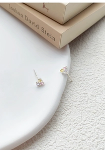 Détail macro de boucles d'oreilles en argent S999 avec zircons colorés carrés