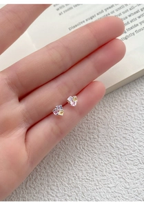 Gros plan de boucles d'oreilles en argent S999 avec zircons roses, jaunes et violets