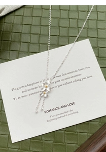 Dettaglio della collana gardenia in argento S999 con stami dorati e pendenti a goccia