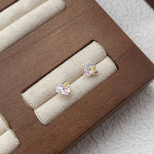 Boucles d'oreilles en argent S999 avec zircons carrés colorés dans un écrin en bois