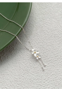 Dettaglio della collana gardenia in argento S999 con finitura opaca e nappe a goccia