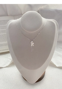 Dettaglio della collana gardenia in argento S999 con doppia nappa e ciondolo a goccia