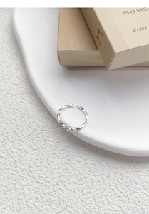 Detailed view of S925 sterling silver Mobius ring showing twisted texture and hallmark