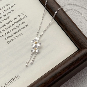 Collana con Pendente a Forma di Gardenia in Argento 999 con Nappine per Donna Elegante Lucida Raffinata Gioielli Regalo