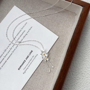 Elegante collana gardenia in argento S999 con accenti dorati e nappe pendenti