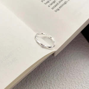 Minimalist S999 silver Mobius ring with sparkling zircon in an adjustable open-end design