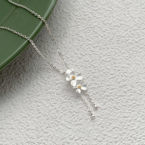 Elegante collana in argento S999 con nappa gardenia e ciondolo floreale satinato
