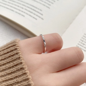 Minimalist S999 silver Mobius ring with zircon stone, featuring a twisted rope design